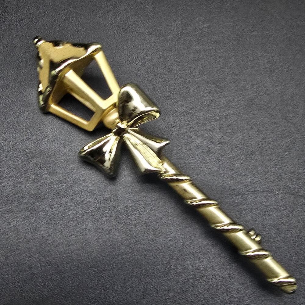 Vintage Holiday Lamp Post Brooch Gold Tone Christmas Costume Jewelry